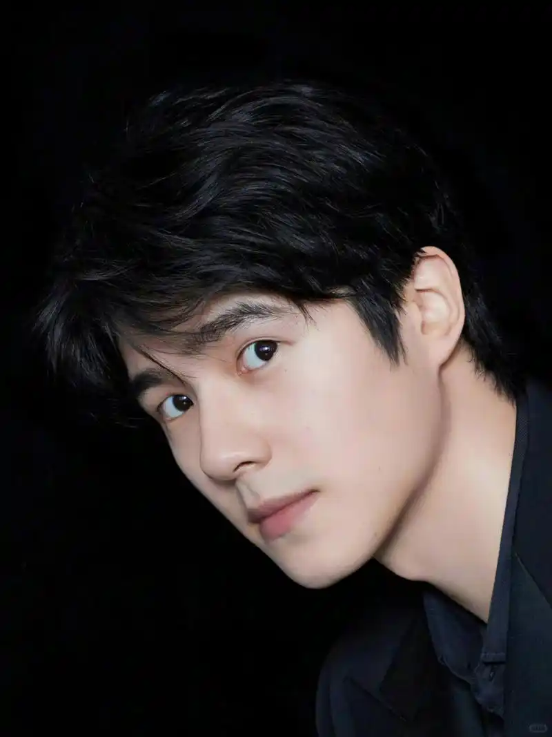 刘昊然携手qeelin演绎西装传奇:当东方贵族邂逅摩登型格,塑造前所未有