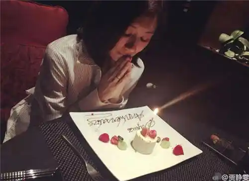 幸福女人贾静雯庆42岁生日 虔诚许愿婚戒抢镜(图)