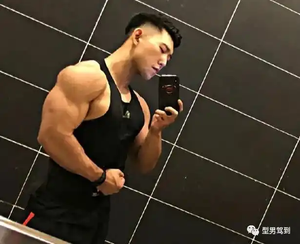 杭州胸毛肌肉小哥走红,正太脸金刚身太可了|胸肌|体毛|健身_网易订阅