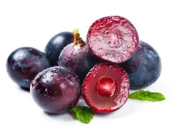 白底上的五颗夏黑葡萄前放两个切开的夏黑葡萄