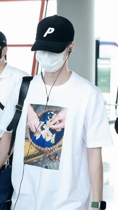 王一博白t图案是黄角兰##王一博喜欢黄角兰吗