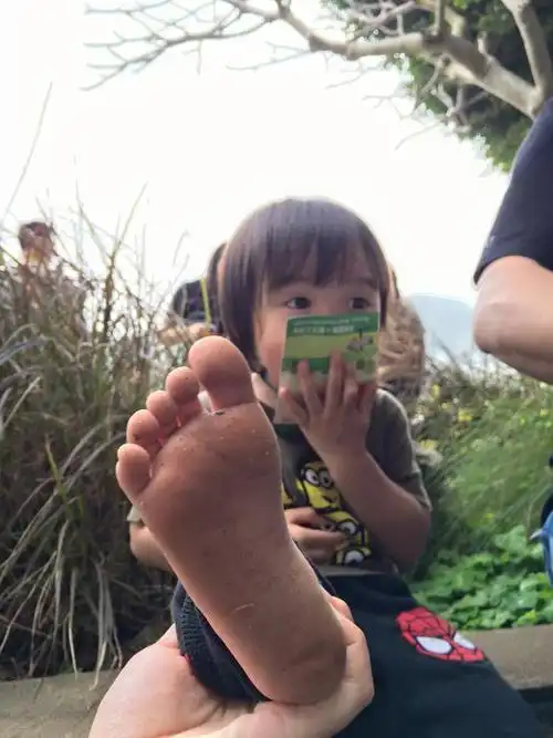 【赤脚踏上路程,亲身体验孩子逃难生活】