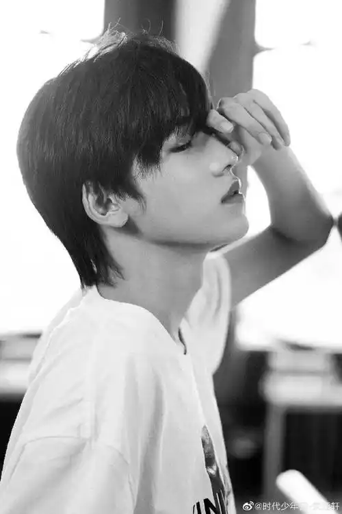 宋亚轩晒黑白写真这优越迷人的下颌线真让人心动