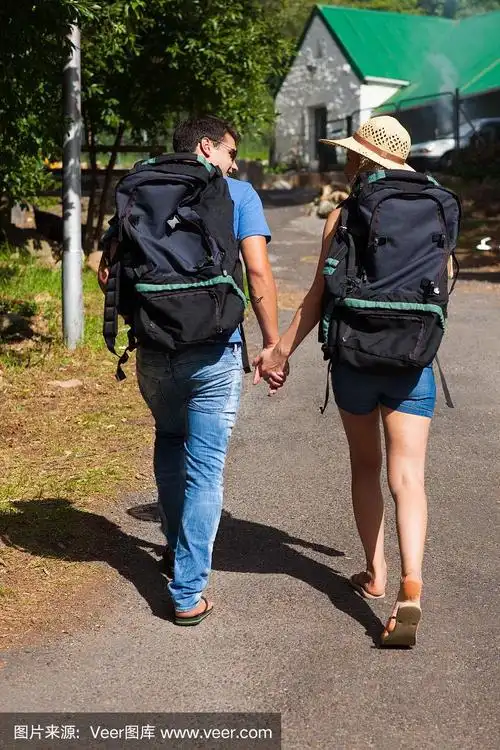 一对快乐的情侣走在路上