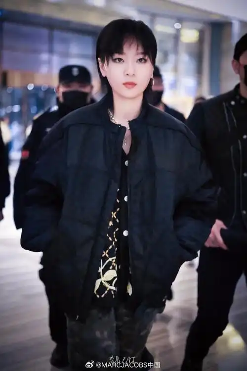 歌手@周笔畅身着迷彩牛仔裤录制综艺《魔方新世界》,率性酷飒.