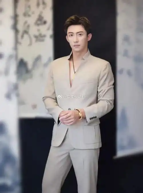 黄景瑜武汉烤验记:水光肌背后的汗水揭秘,颜值爆表还是热到爆炸