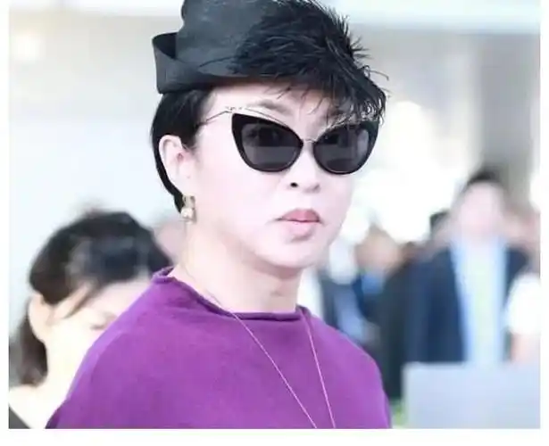 53岁金星重返男儿本色全身男装素颜走街网友感慨太洒脱