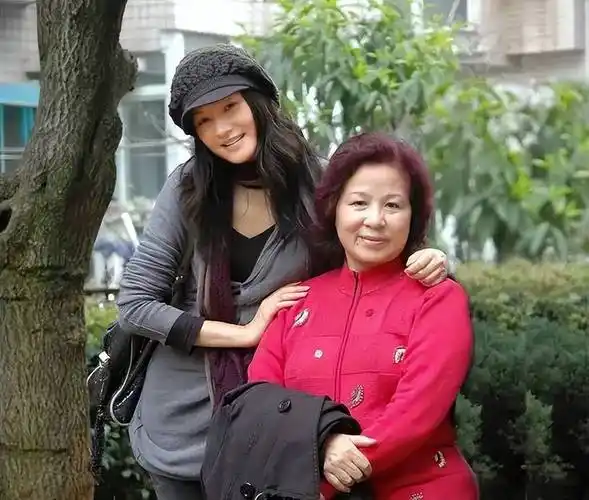 瞿继之的女儿瞿颖:为父母离异落泪,将小继母当闺蜜_丁家丽_哥哥_父亲