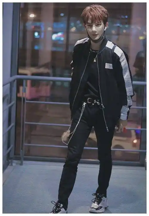 夏之光为掩盖腿毛,拿四分热裤搭15cm长袜穿,不料贼显腿短!