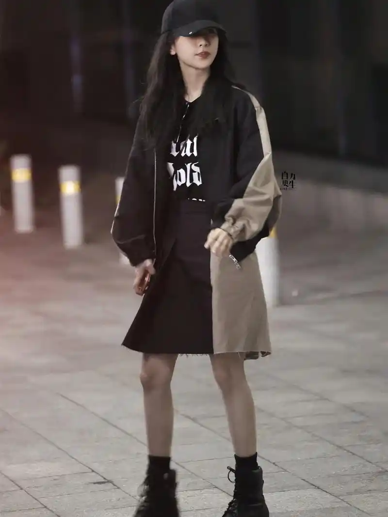 杨紫最新机场穿搭,穿马丁靴的酷girl! 撞色夹克和半裙也好时髦啊!