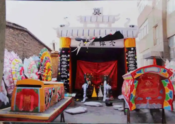 守灵时,孕妇,产妇及流产人均不可进入灵堂,即便是先人的直系血亲也