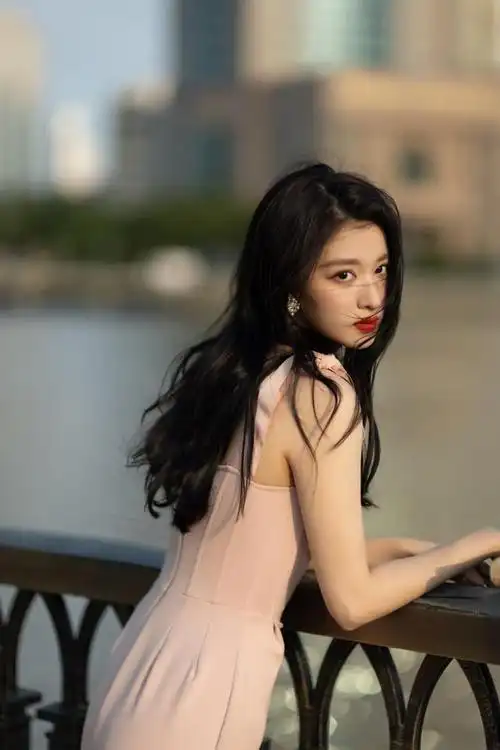 王楚然的清冷感太迷人了,穿淡粉色小礼裙造型很唯美,气质太好了