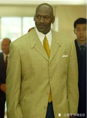 终于明白为啥说乔丹身体强过科比,同穿西装,这肩宽对比认真的?