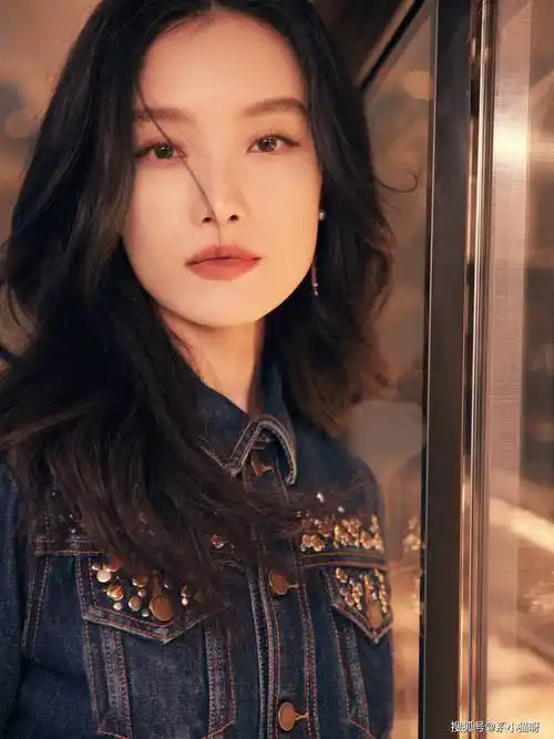 倪妮牛仔套装亮相,超酷造型展现绝美魅力