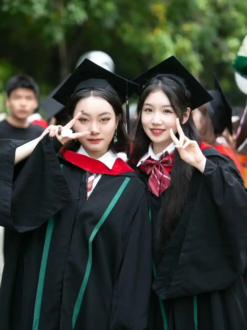 我想说领结和学士服搭配起来更好看 tips:扔学士帽的时候一定要注意