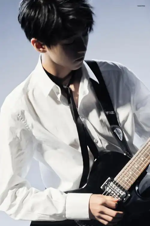 王俊凯超话分享一组六年前今日很爱的广告图!