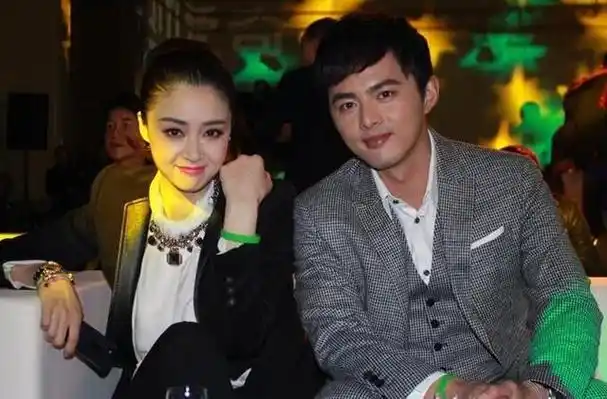 叶祖新罕见秀恩爱,把女友张佳宁名字暗藏在生日蛋糕上