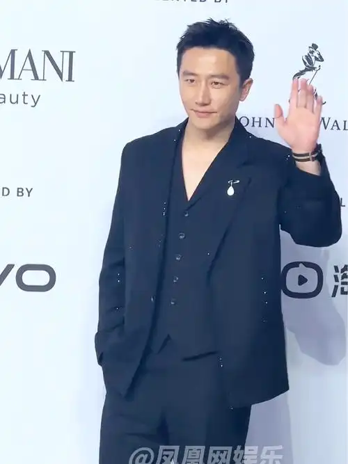 i人帅哥黄轩已上线gq红毯