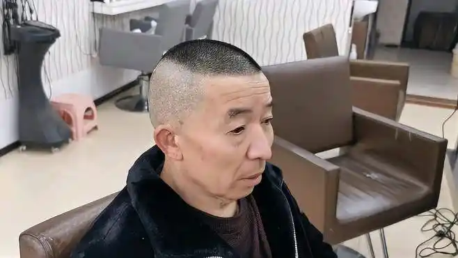 越来越多的40至55岁大叔,剪这款三面光寸头发型,简单清爽又霸气-时尚