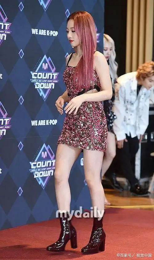 韩国偶像组合集体亮相,camila齐穿红裙秀美腿,大摆撩人pose