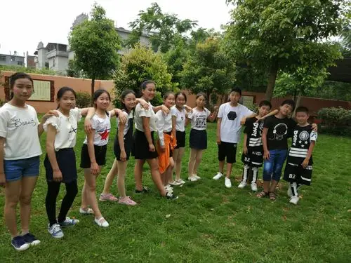 黄沙中心小学2017届六年级毕业生留念.