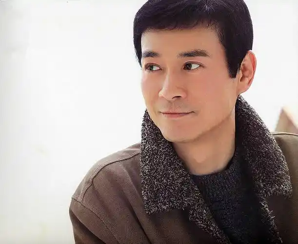 夫子郑少秋现身刘德华演唱会,年过七旬风采不减