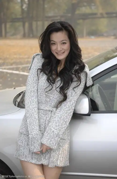 方柏霓汽车野外写真图片