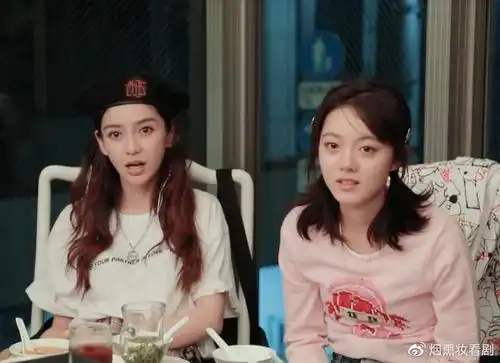 有种心疼叫赵今麦哭肿的脸,当baby和她拥抱时,对比太明显!