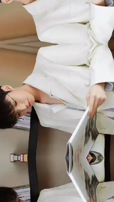 王俊凯白色西装造型