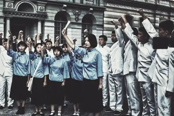 影片通过讲述女主人公宋维静投身广州起义的奋斗故事,生动再现了百年