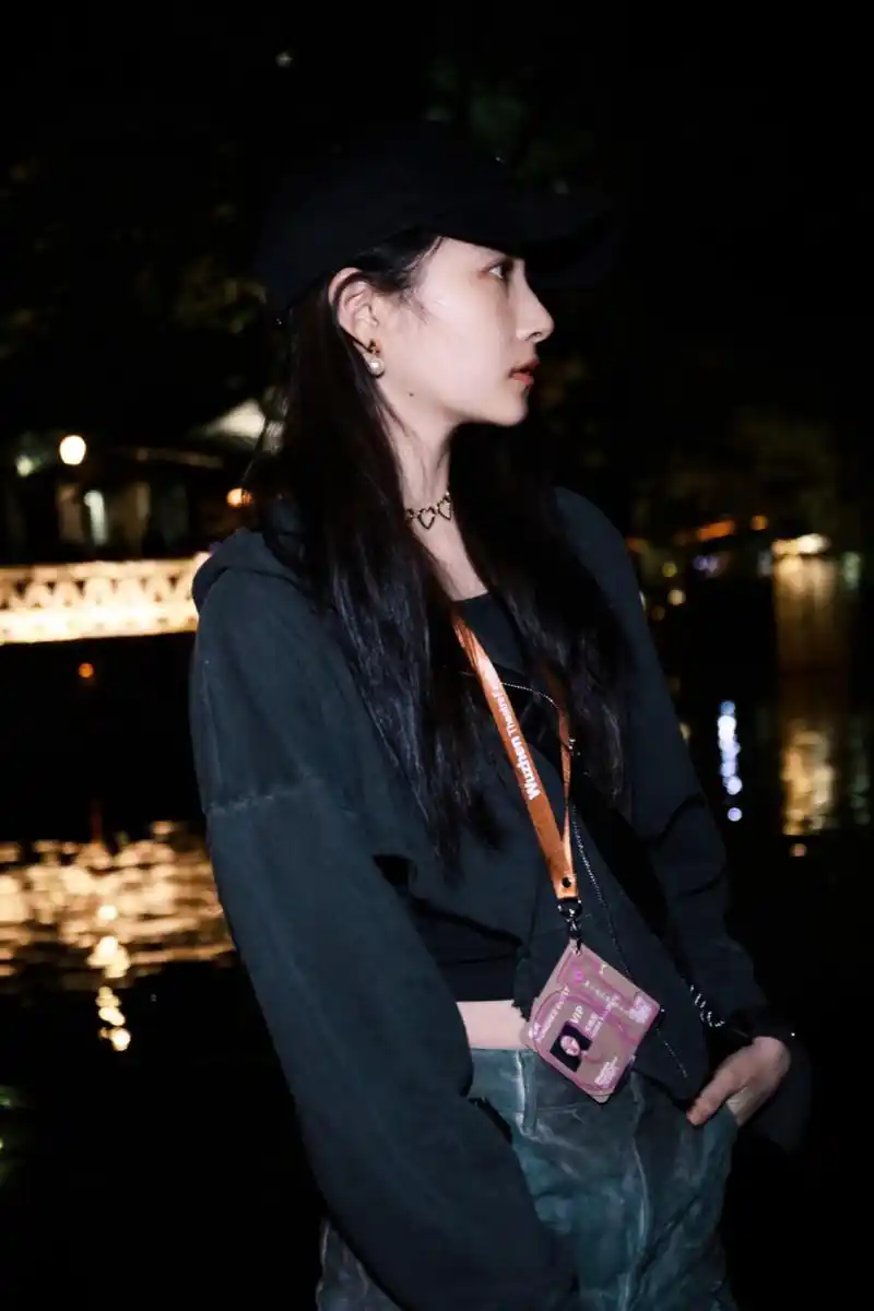 关晓彤穿黑衣戴棒球帽 皮肤白皙侧颜优越  #新手扶苗计划# #关晓彤