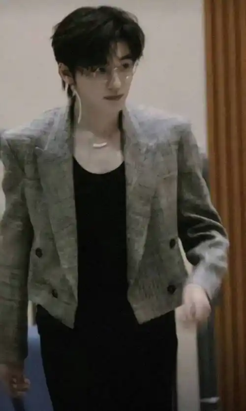 西装 存档【金丝眼镜】偶成春日 真成春日了偶成春日丨宋亚轩全身视角