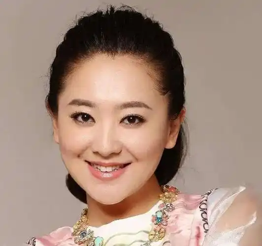 原创主持人月亮姐姐自小比赛经常获奖父亲曾希望她成为火车播音员