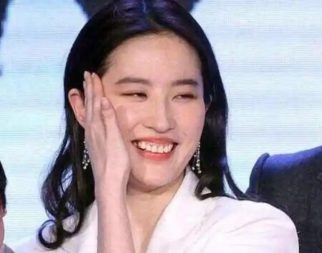 刘亦菲露牙龈,王鸥五官扭曲,而她没