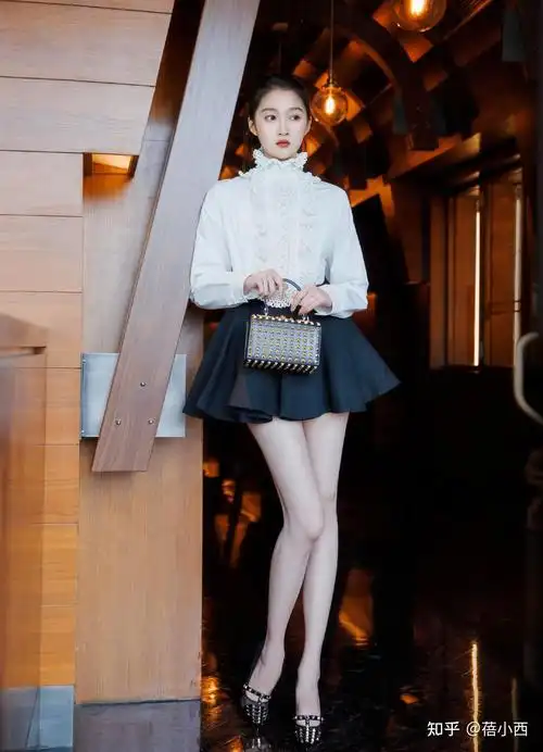 "关晓彤"风格大变!穿抹胸配牛仔裤秀好身材,波浪卷发型太妩媚