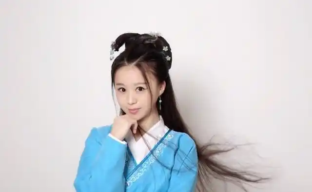 董慧在《二月花开》中饰演的红豆,一个性格乖巧,聪明伶俐的女孩.