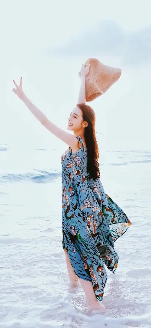 迪丽热巴海边沙滩高清手机壁纸