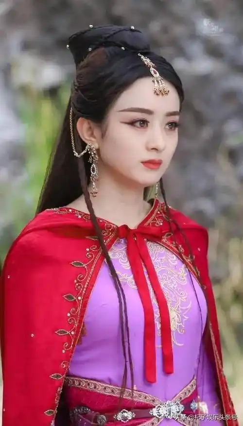 最后这两张红衣造型图,前者是赵丽颖最早期饰演的电视剧《追鱼传奇》