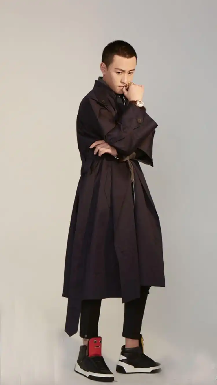 身高180的秦俊杰耍帅?黑白光影上演西装诱惑,网友:沉迷霸道总裁