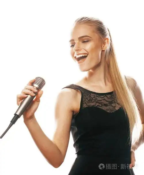 金发美女在麦克风唱歌