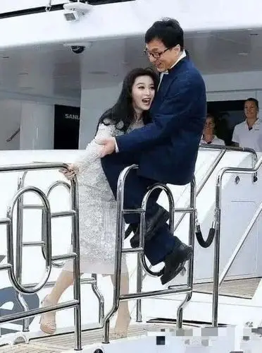 李冰冰公开怼成龙你要是喜欢范冰冰就去找她嘛场面好尴尬