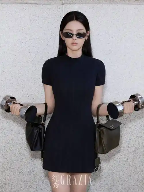 杨超越另类写真大片曝光,全身穿紧身瑜伽服曲线玲珑,用衣物遮臀