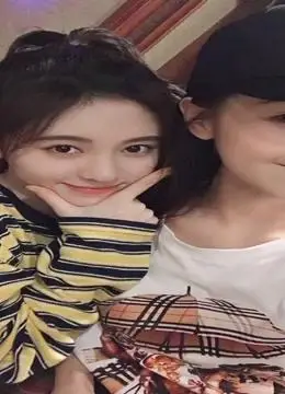 白娘子小青合体!鞠婧祎依靠肖燕怀里合影感情好