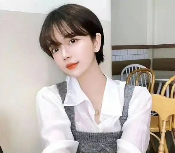 女人不管奔三还是奔四,都可试试这款露耳短发,利落洋气还显脸小_发型