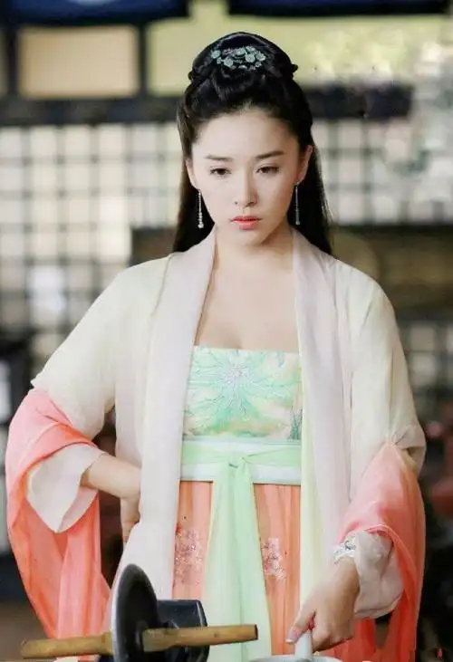 各种造型都可以驾驭而穿上古装后的阚清子颜值气质更绝美