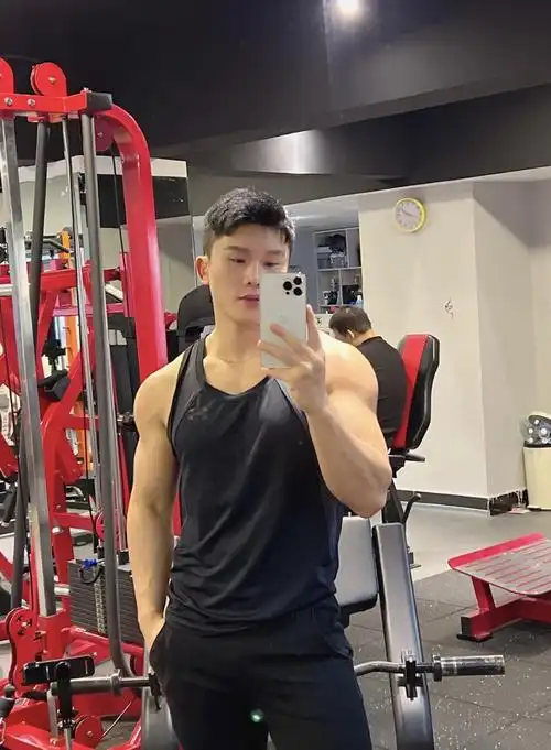推特上很受欢迎的肌肉小哥哥健身男模小哥aliray