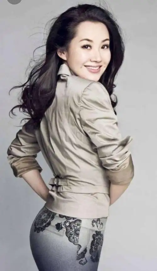 许晴是无数人心中的女神,虽已年过半百,却依旧风韵犹存,举手投足之间