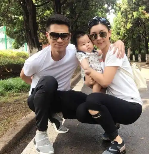 李小萌晒38岁生日照片!