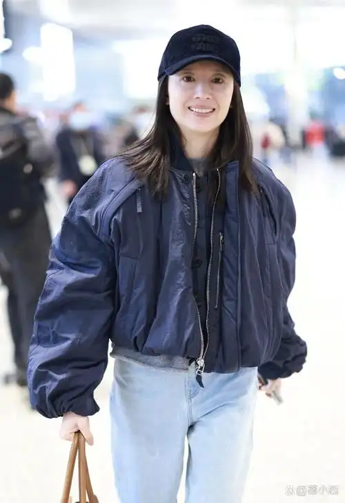 董洁素颜状态真抗打! 穿夹克外套 牛仔裤 棒球帽,至少年轻10岁!