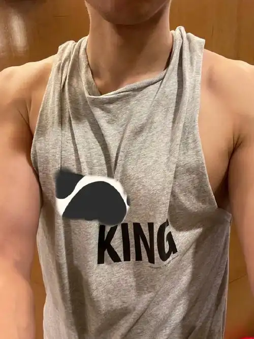 谢娜被曝二胎生女张杰懒理传闻晒自拍照留胡渣秀肌肉